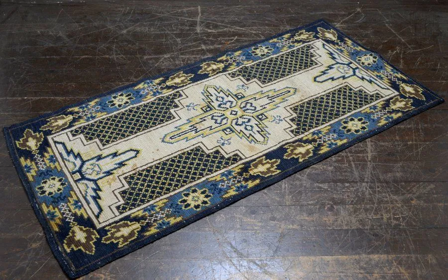 Y1128-2 幻の古緞通 赤穂緞通 卍格子文段通 絨毯 189×91㎝ Amazon.co.jp: 魁本物保証 名家旧蔵 明治大正 幻の古緞通 赤穂緞通 卍