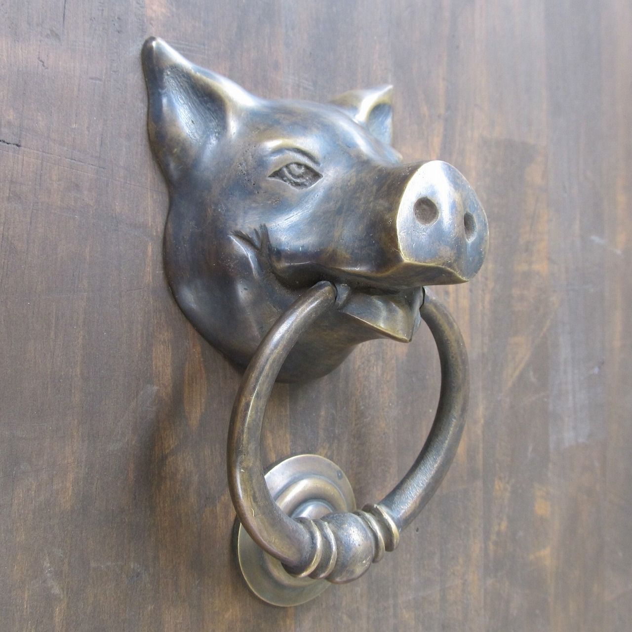 豚のドアノック 玄関ドアノッカー 真鍮製 P-139 アンティークゴールド ブタ ぶた 扉 呼鈴 ドアベル ドアチャイム ブラス レトロ調 ビンテージ調 ドア装飾 DIY BRASS 建材 豚骨ラーメン店デコレーション 370918
