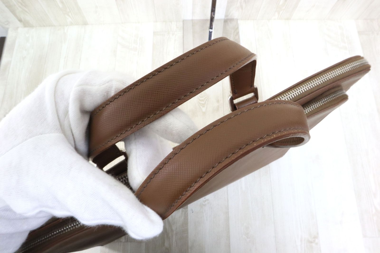 プラダ ビジネスバッグ 三角ロゴ サフィアーノレザー ブラウン プラダPrada三角 ロゴ プレート ブラウン サフィアーノレザー 49