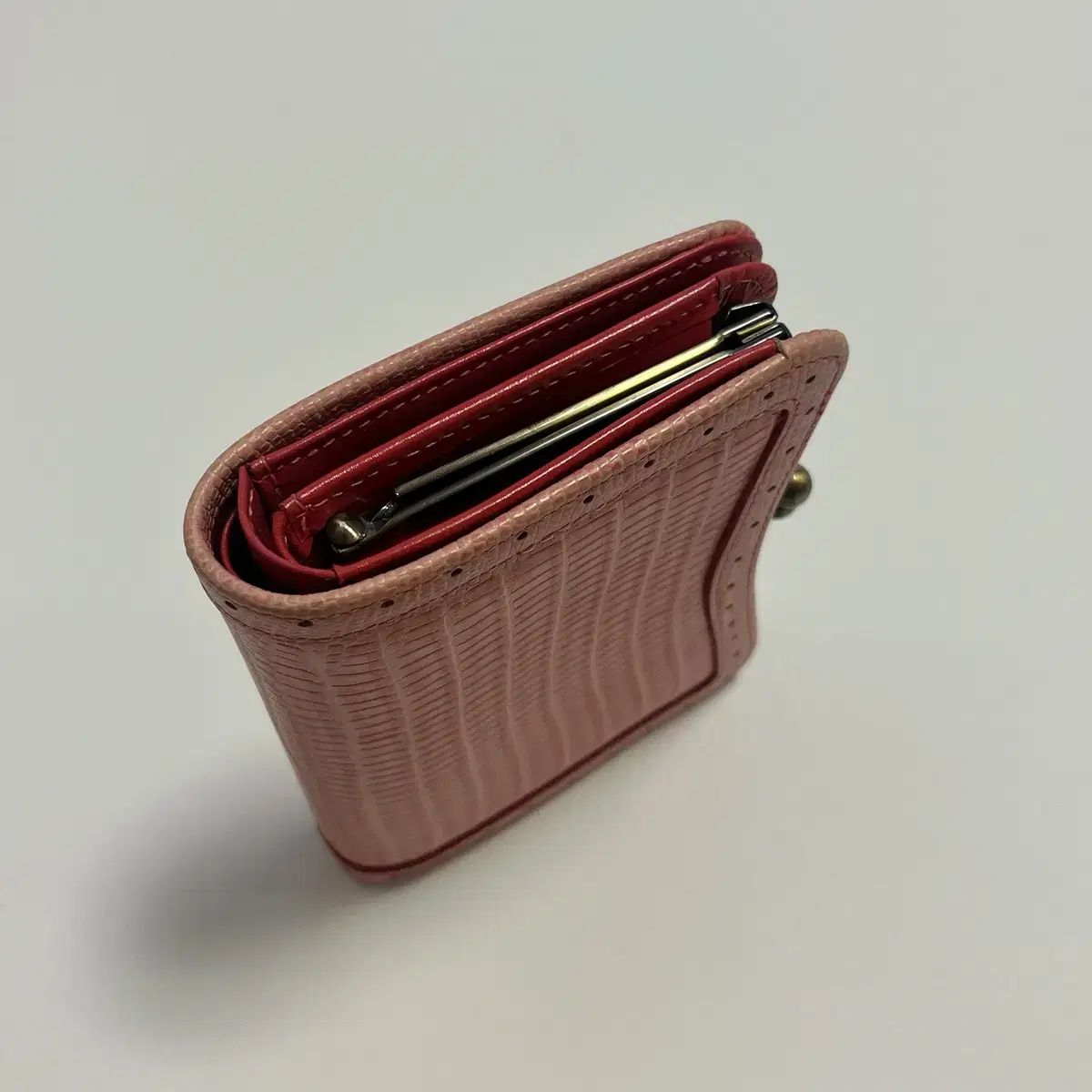 蝶 ピンク 二つ折り財布 レディース財布 - メルカリ