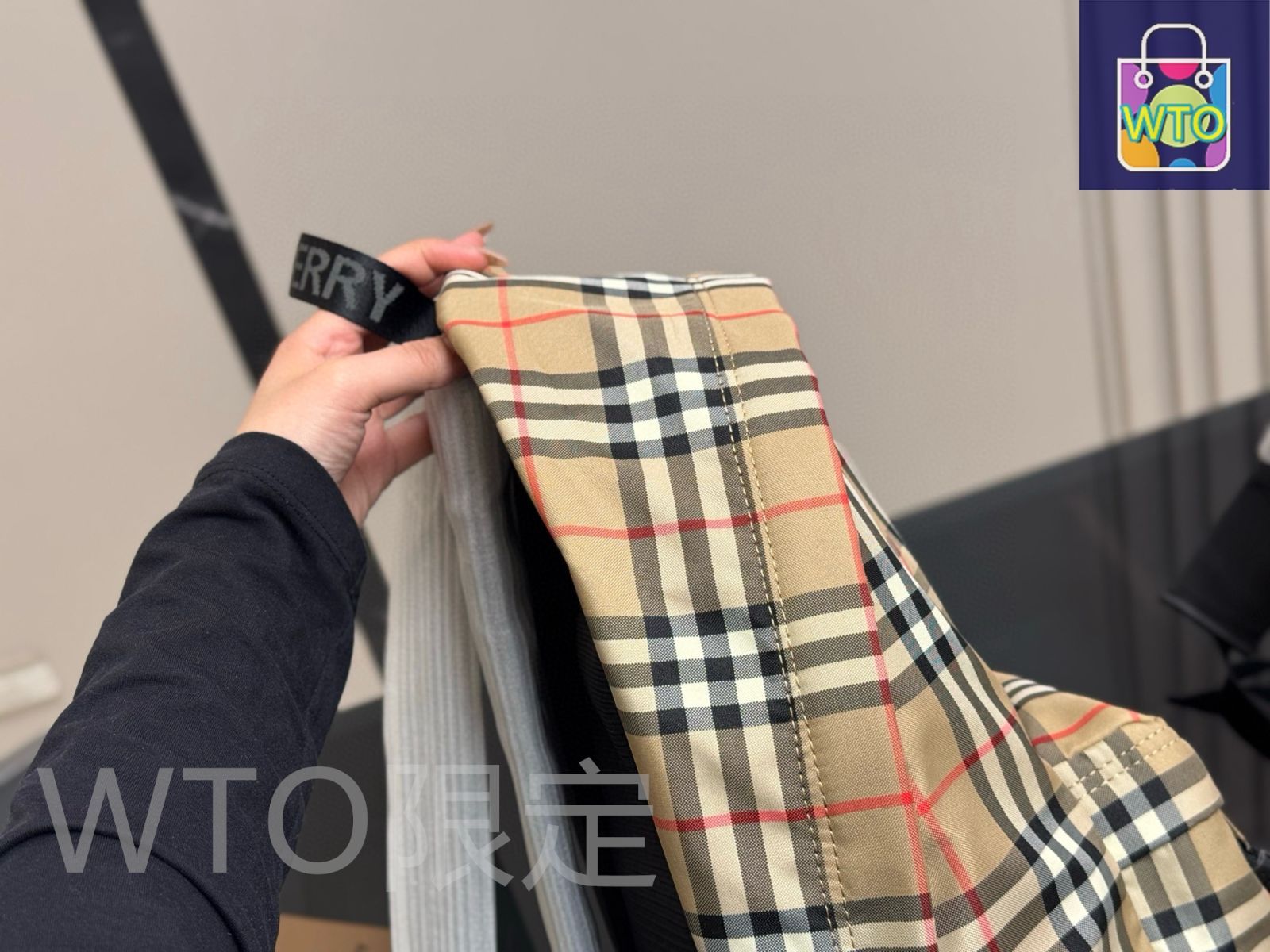 Burberry 8104476C2143 関税送料込 今日特価】Burberry ナイロン トートバッグ 25×18cm -WTO輸入
