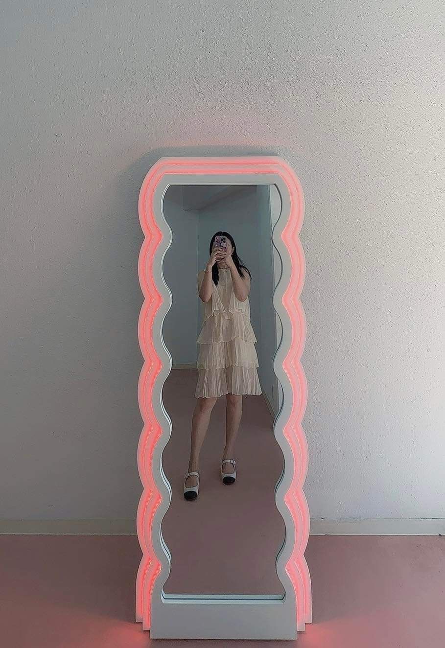 ピンク色 LED付き鏡 ウェーブミラー スタンドミラー 立掛け鏡 姿見鏡