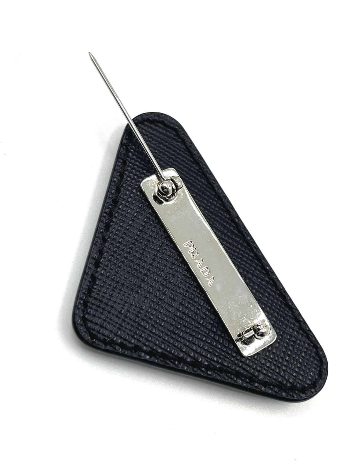 美品】PRADA プラダ トライアングル LOGO SAFFIANO ブローチ