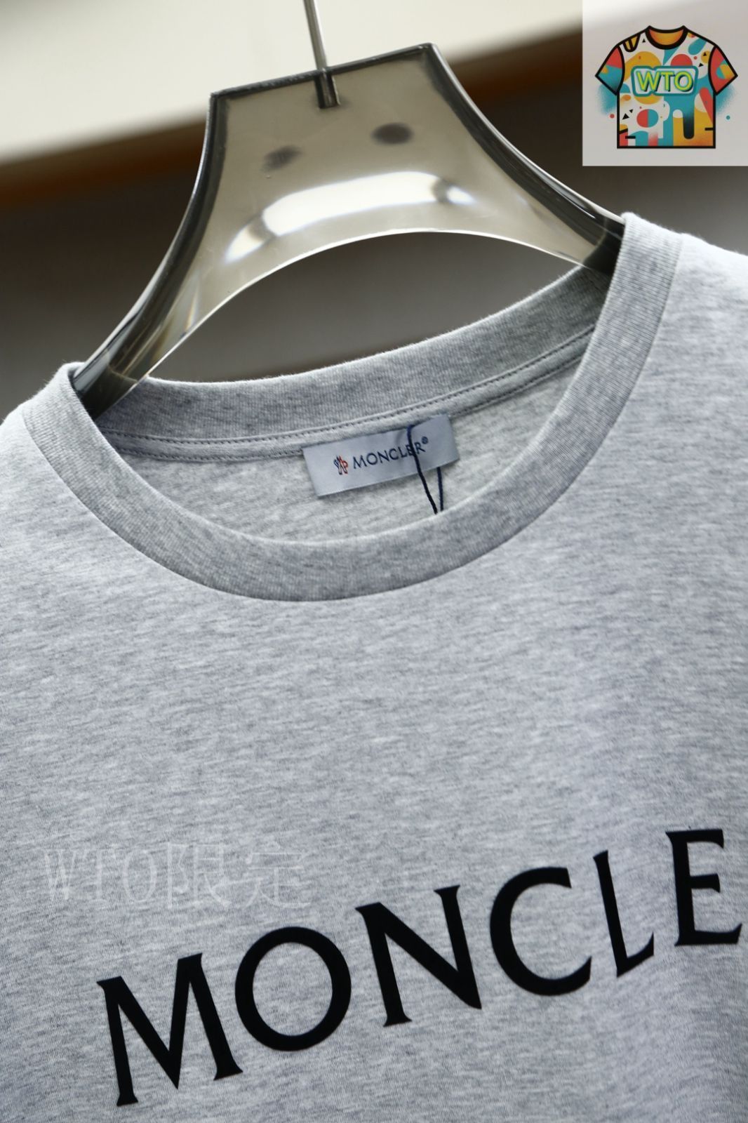 本日限定価格　moncler メタリックロゴtシャツ モンクレール メタリックロゴ Tシャツ ワッペン レディース