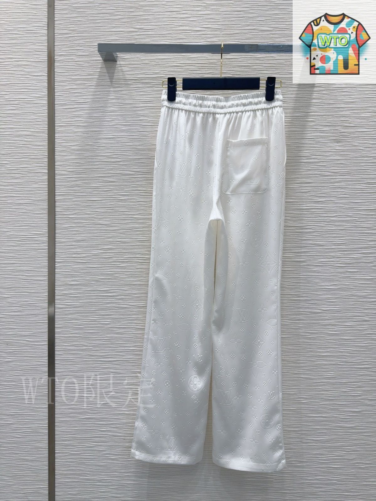 今日 Louis Vuitton ロゴエンボス パンツ -1 DECORATOM_COM_BR