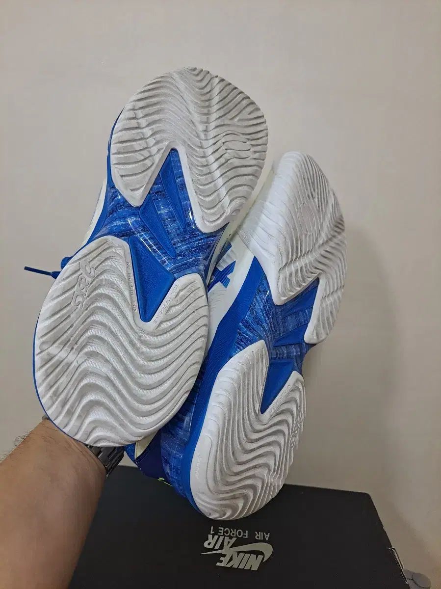 テニスシューズ