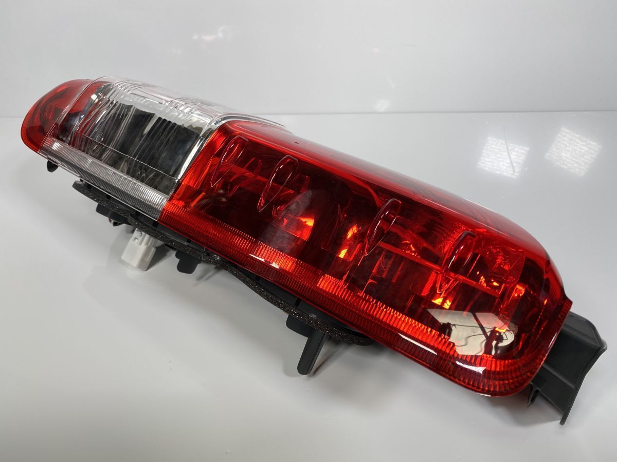 低走行 200系 ハイエース 6型 5型 4型 GDH201V KDH201V TRH200V 後期 純正 右テールランプ Assy 81551-26442 26-140 管理32020 FFCRYSTALESIA_COM