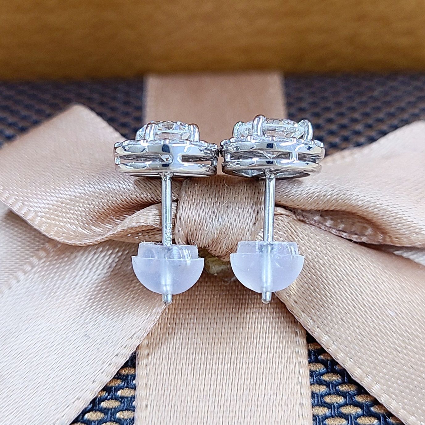 ギラギラ！0.87ct G VS GOOD ダイヤモンド 取り巻き ピアス 鑑 - メルカリ 