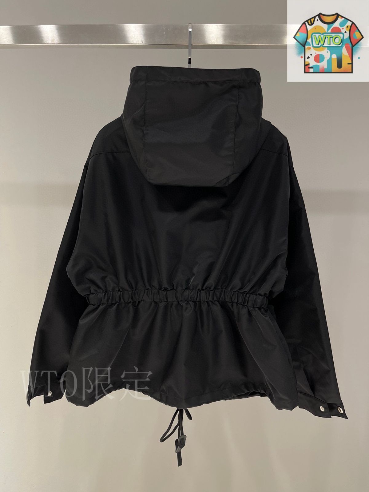 今日特価】PRADA ハイクオリティ版 トライアングルロゴ フード