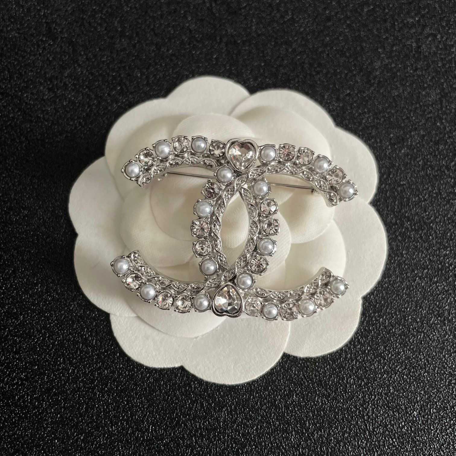 【特別な日の胸元を彩る♡】CHANEL ブローチ 秋冬の方が出番が多いであろうブローチですが、 夏も色々