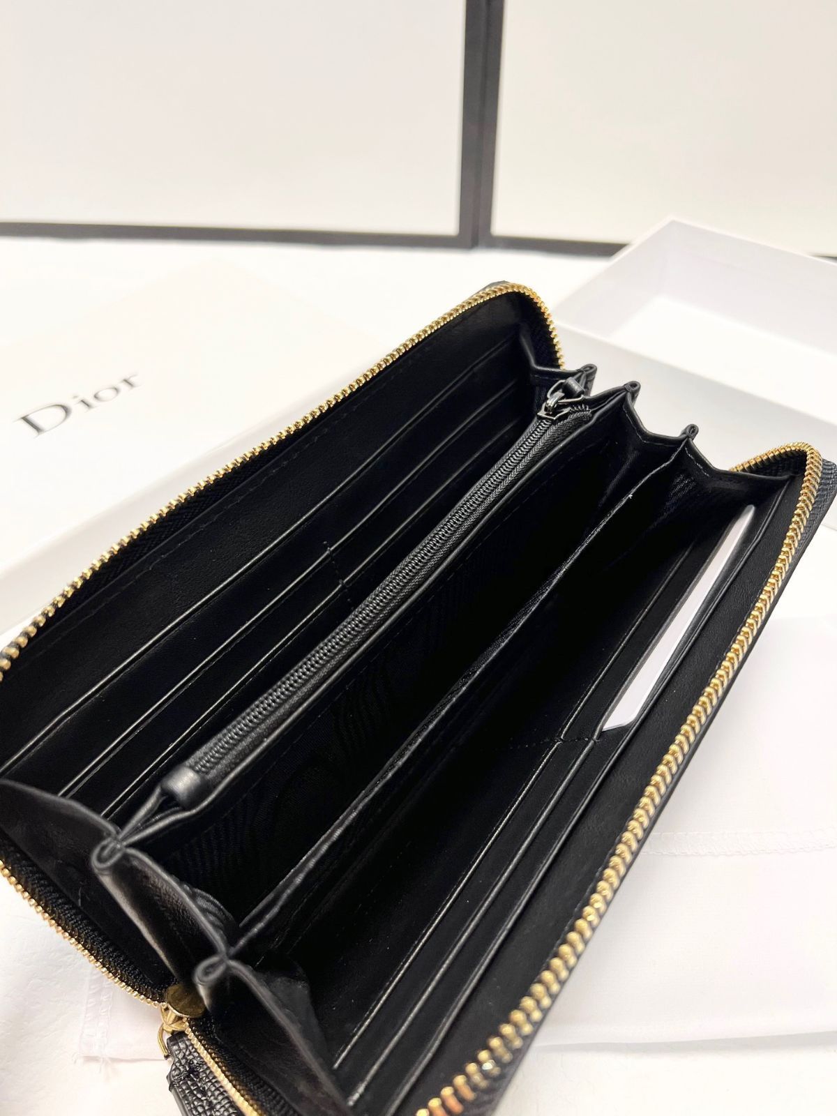 DIOR 爆発のモノジップクラッチ