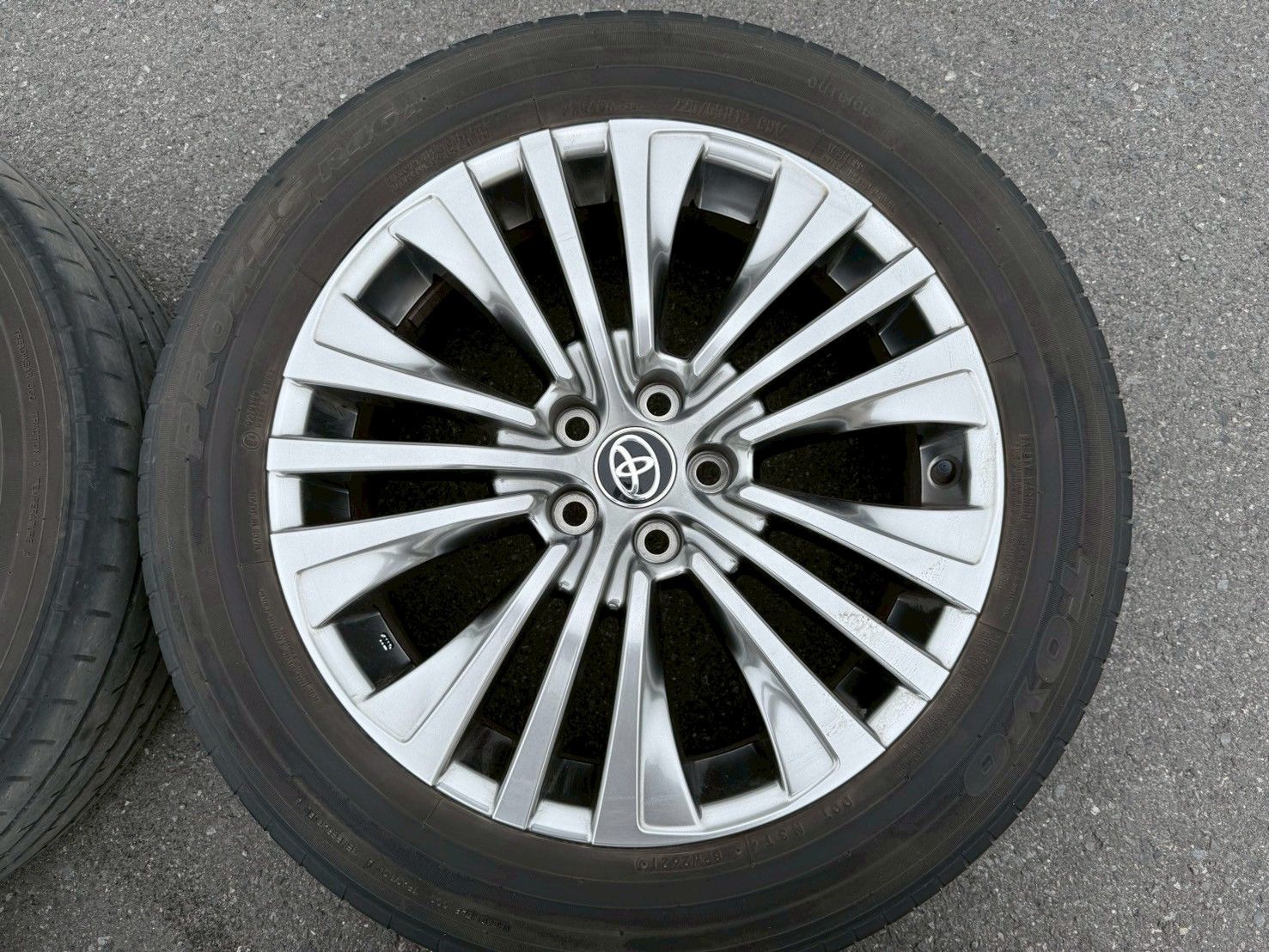 トヨタ純正ホイール＆ノーマルタイヤ 225|55R19