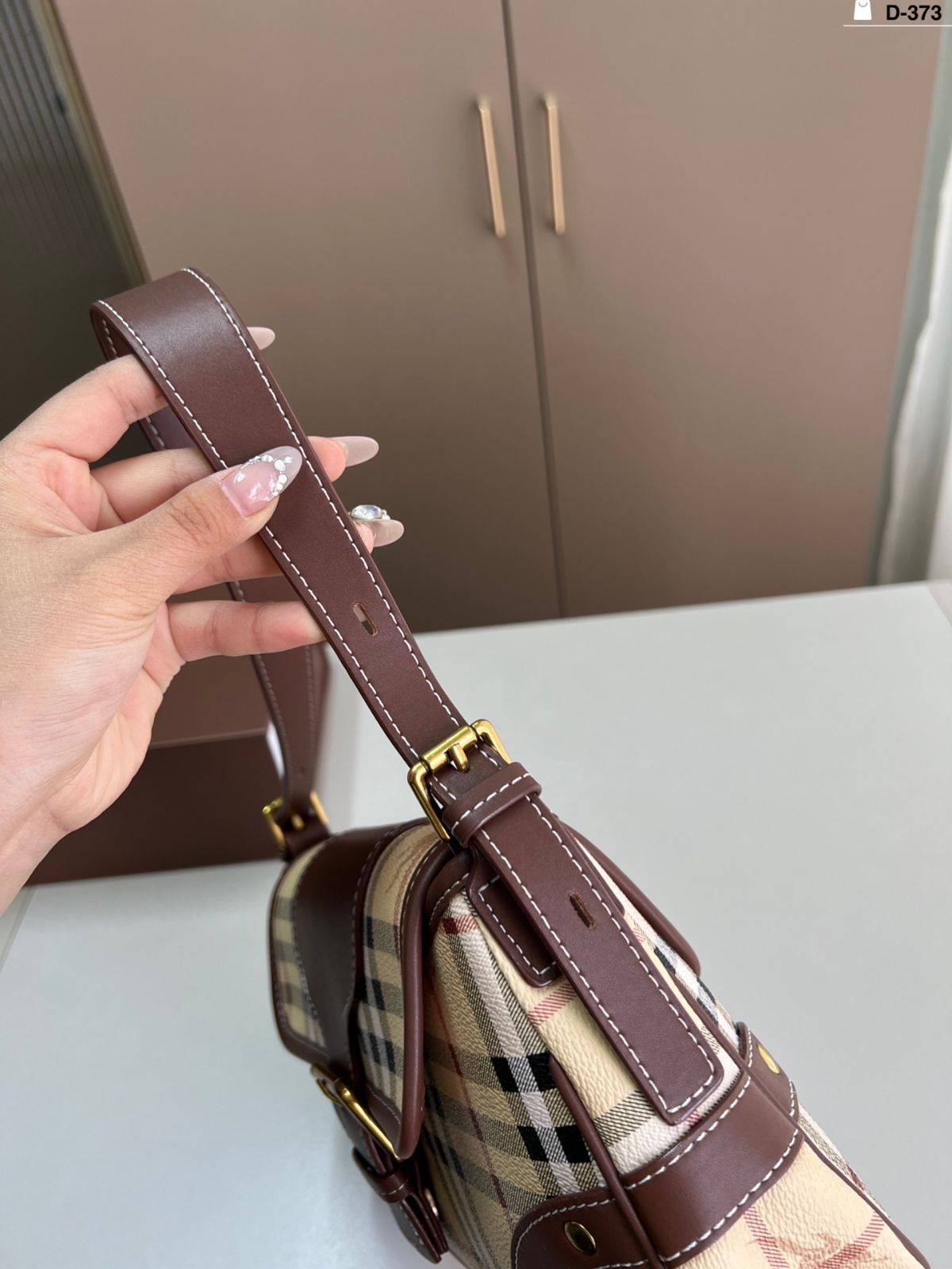 ショルダーバッグとアンダーアーバッグ