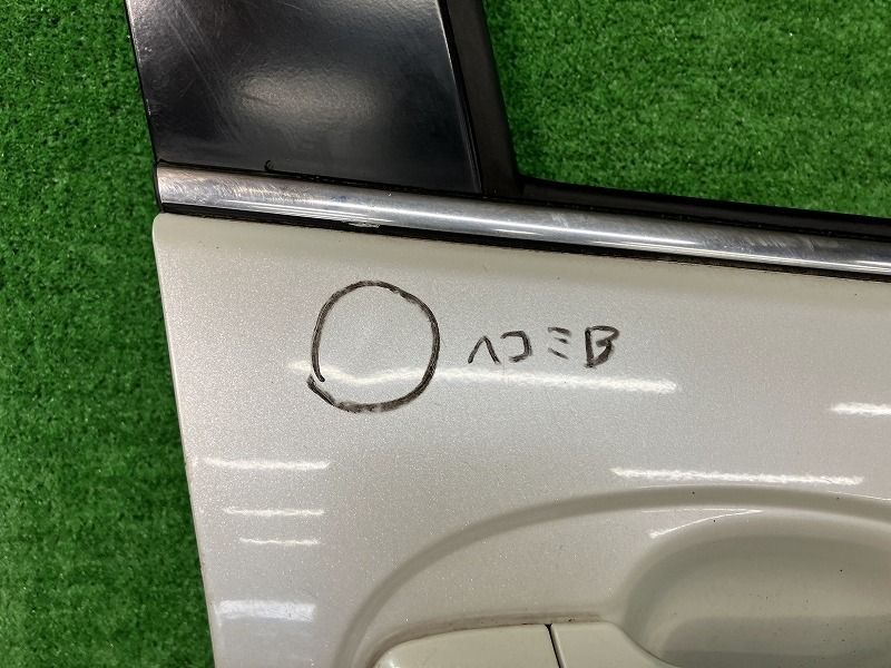 ヴィッツ NSP135 右フロントドア ジュエラ 4WD アサヒ M2H3U 67001  