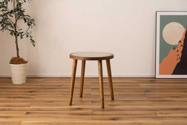 とラタンのラウンドガラステーブル