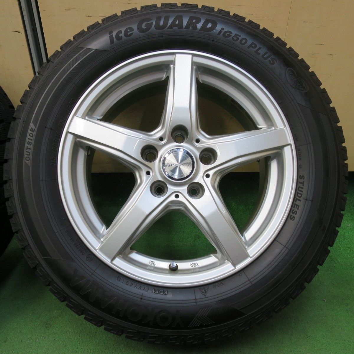 やったん 215/60R16 ヨコハマスタッドレス4本。　バリ溝！！ 215/60R16 ヨコハマスタッドレス4本。 バリ溝！！ 超バリ溝