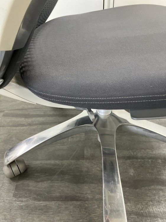 可動肘付ジェネレーションチェア グレー