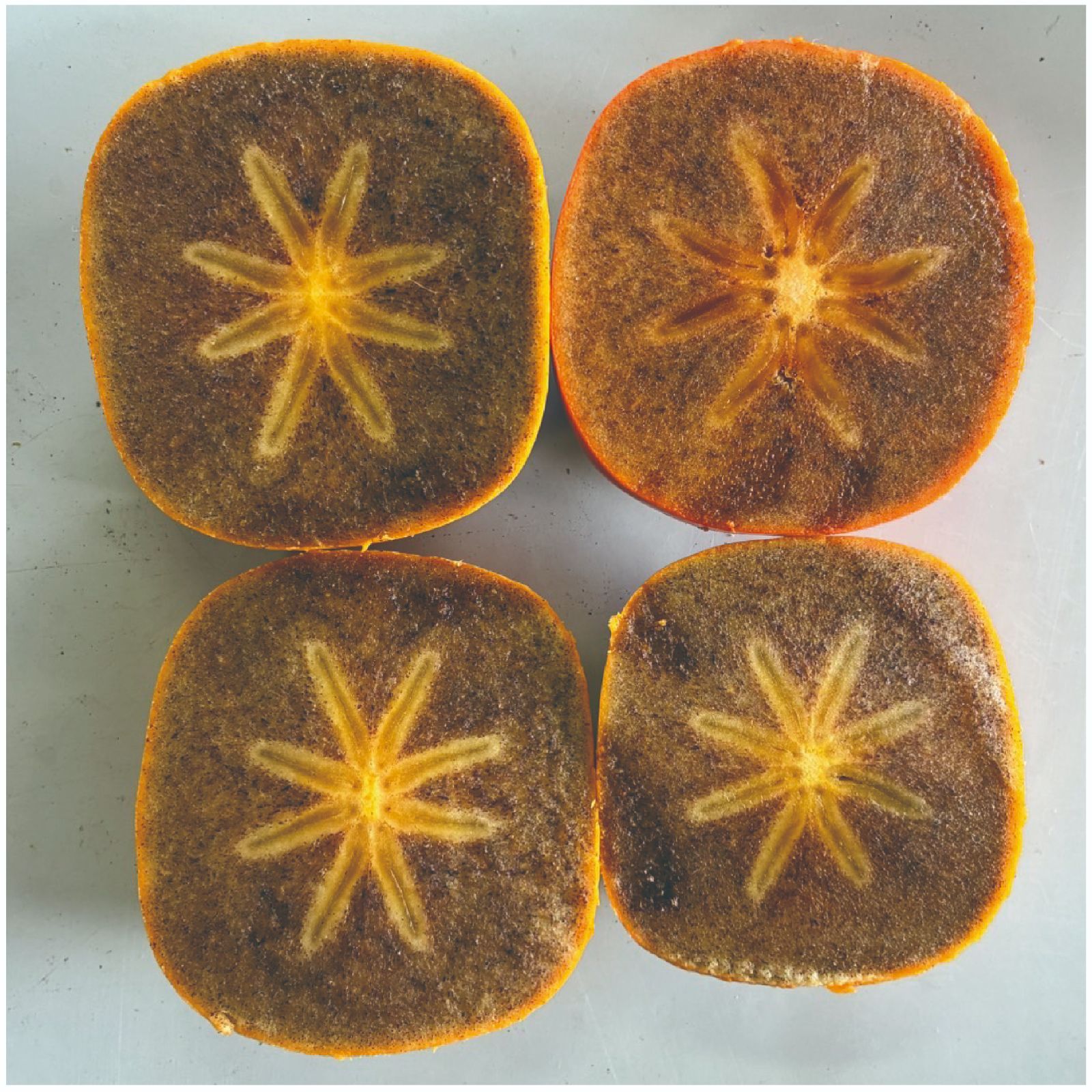 和歌山産　紀の川柿　家庭用 家庭用 紀の川柿 箱込み約4kg 和歌山産 - メルカリ