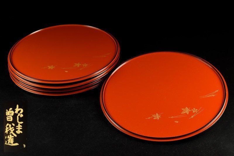 蔵A3301a 輪島塗 曽我路幸 朱塗沈金紅葉文 丸卓上膳 五客 紙箱