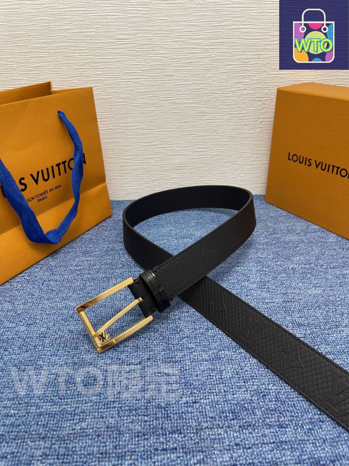 ルイ・ヴィトン黒いレザーエンボスロゴベルト　週末限定値下げ ルイ・ヴィトン黒いレザーエンボスロゴベルト 週末限定値下げ