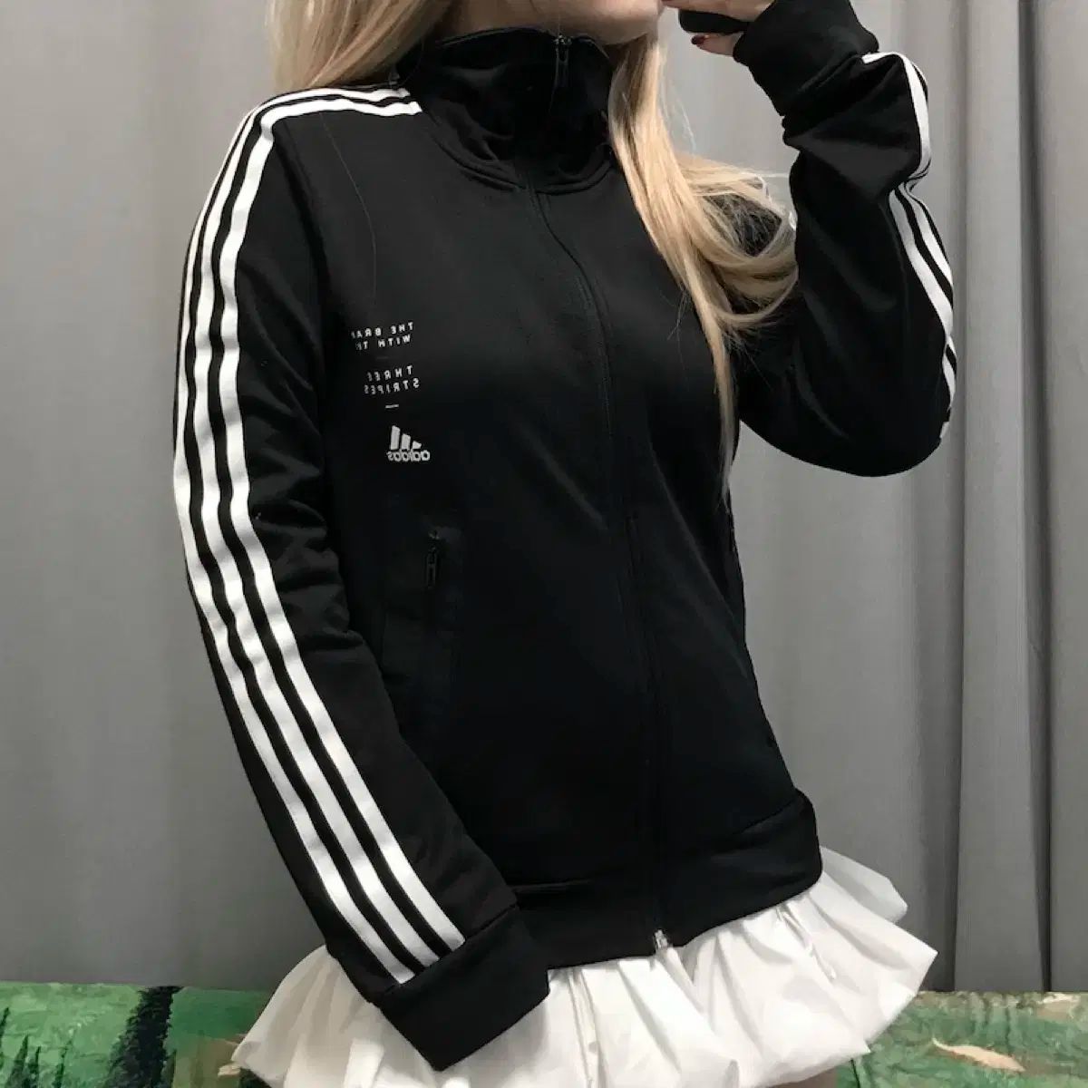 adidas アディダス　パーカー　Mサイズ　ブラック Mサイズadidas アディダス パーカー レディース ブラック オレンジ 黒 トップス