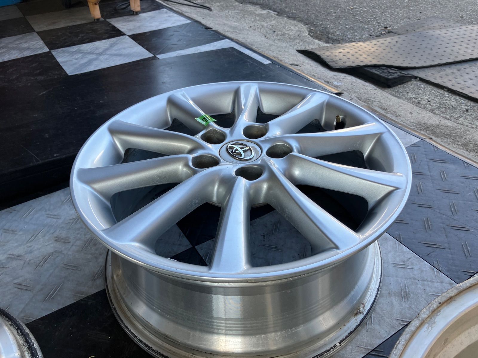 トヨタエスティマ純正ホイール