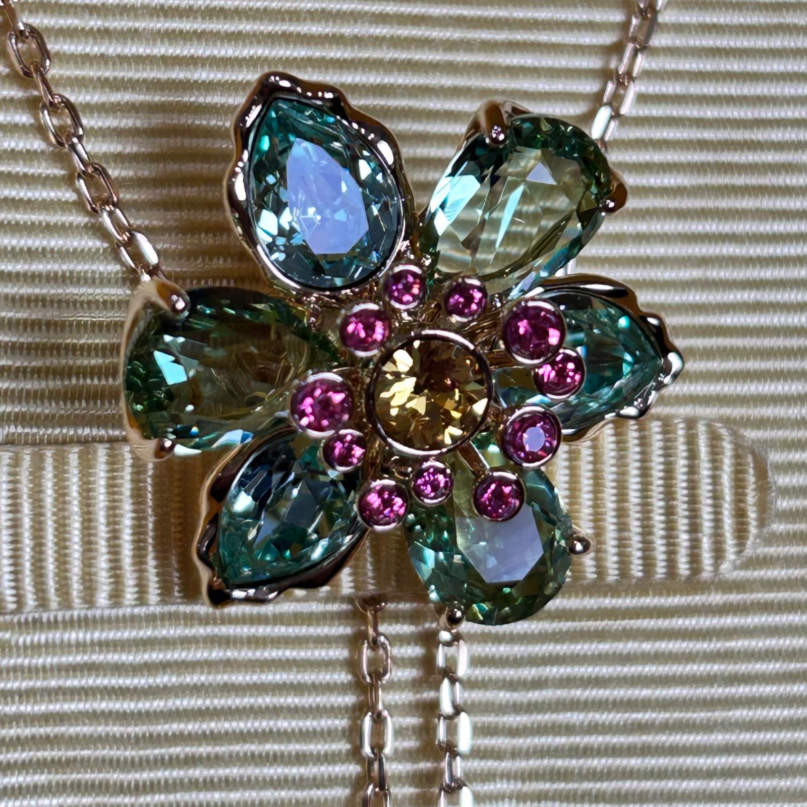 ①未使用保管品 Swarovski スワロフスキー ネックレス 花 - メルカリ
