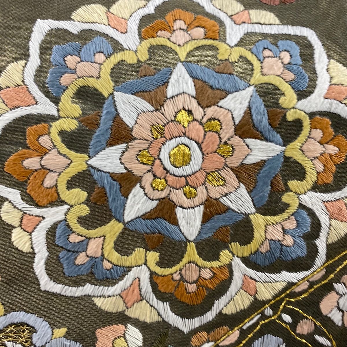 袋帯 美品 逸品 華文 花唐草 刺繍 金糸 金色 六通 正絹 【中古