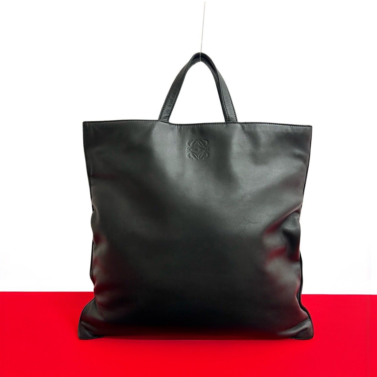 LOEWE ロエベ　ハンドバッグ　アナグラム　ロゴ型押し ナッパレザー　ブラック LOEWE ロエベ アナグラム ナッパレザー ミニバッグ 巾着 ショルダー