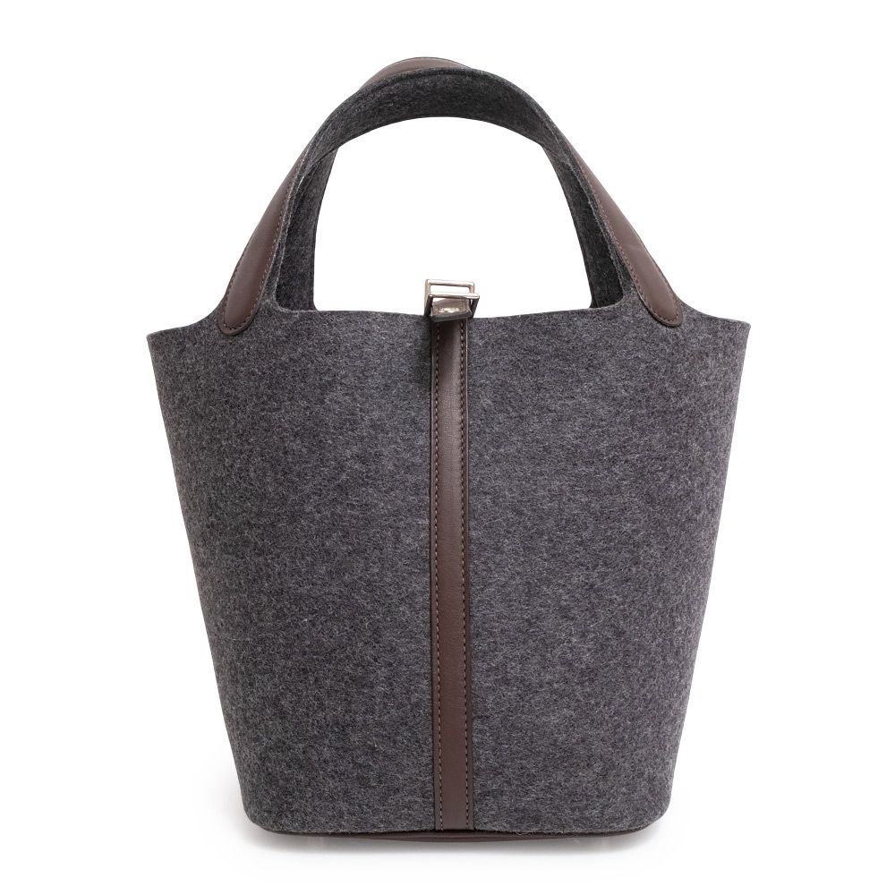 ピアス　黒　ハーバリウム　ガラスドーム　水色　ビジュー　推し活　コンサート　冬 ピアス 黒 ハーバリウム ガラスドーム 水色 ビジュー 推し活