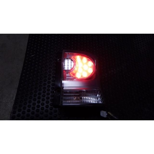タント DBA-L385S 右テールランプ