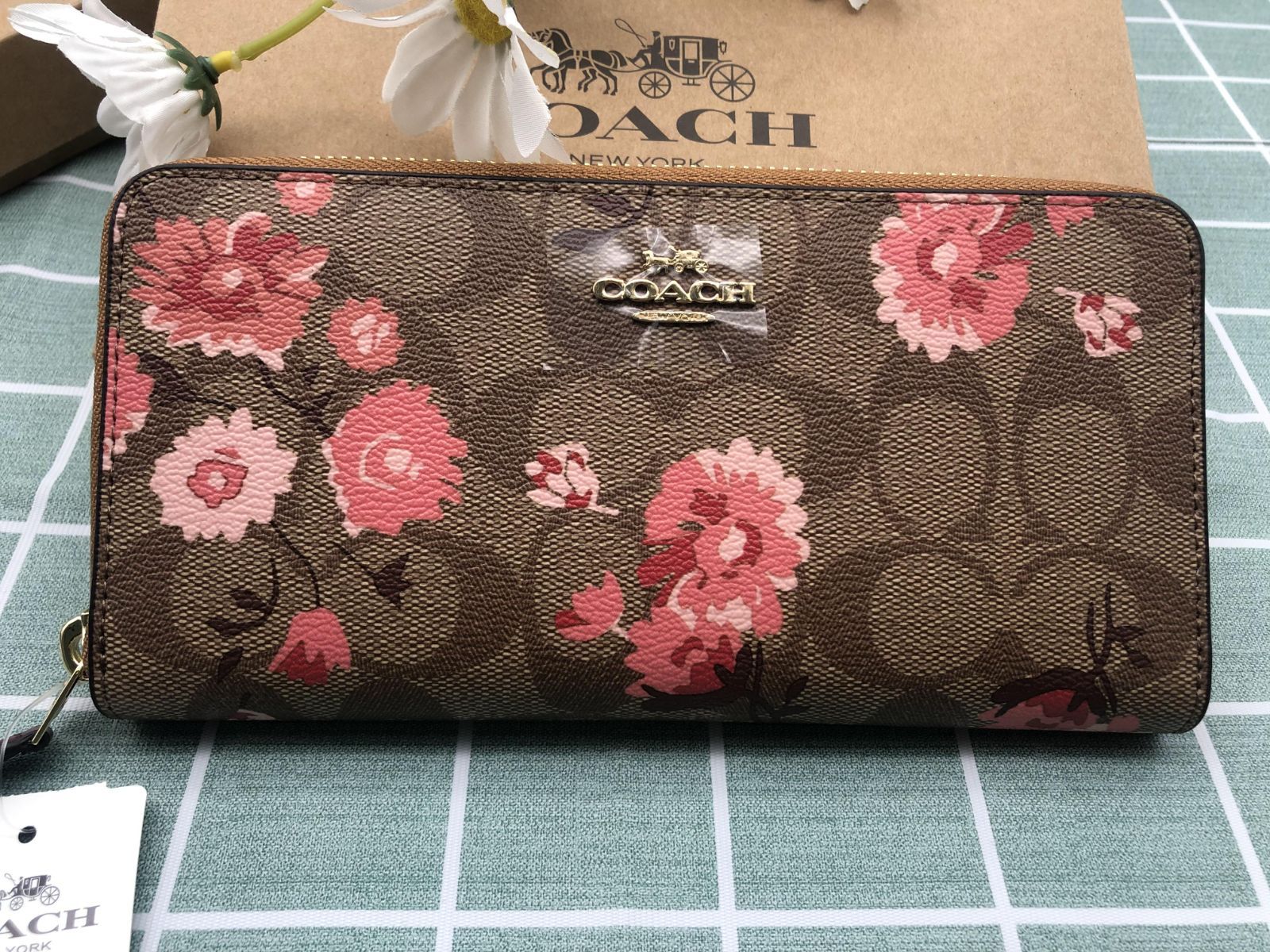 COACH  コーチ財布 長財布 プレゼント 贈り物 レディース 花柄 クーポン レザー ウォレット ラウンドファスナー 新品 未使用 CC186