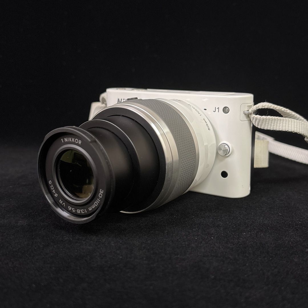 Nikon 1 J1 ホワイト ダブルズームキット ストラップ＆レンズフード付き Nikon 1 J1 ホワイト ダブルズームキット ストラップ＆レンズフード