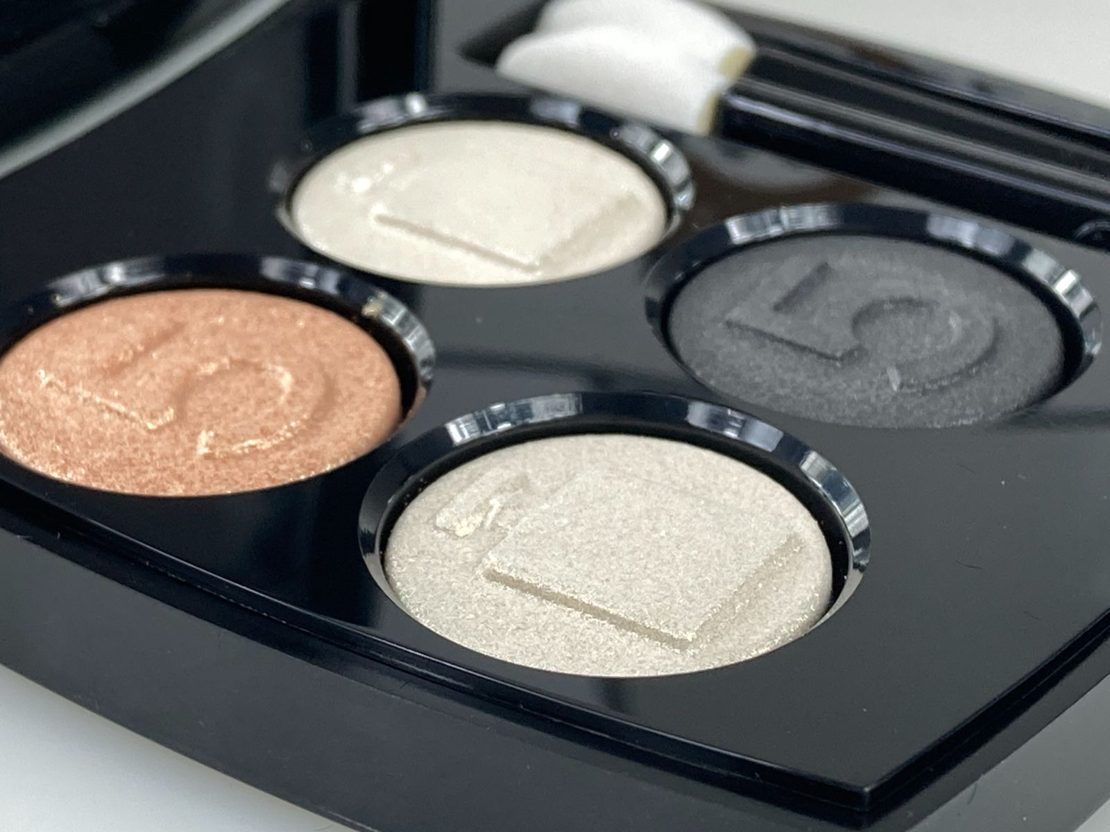 CHANEL N°5 LES 4 OMBRES アイシャドウパレット 限定版 ツイードに心躍る！ シャネルのアイシャドウパレット
