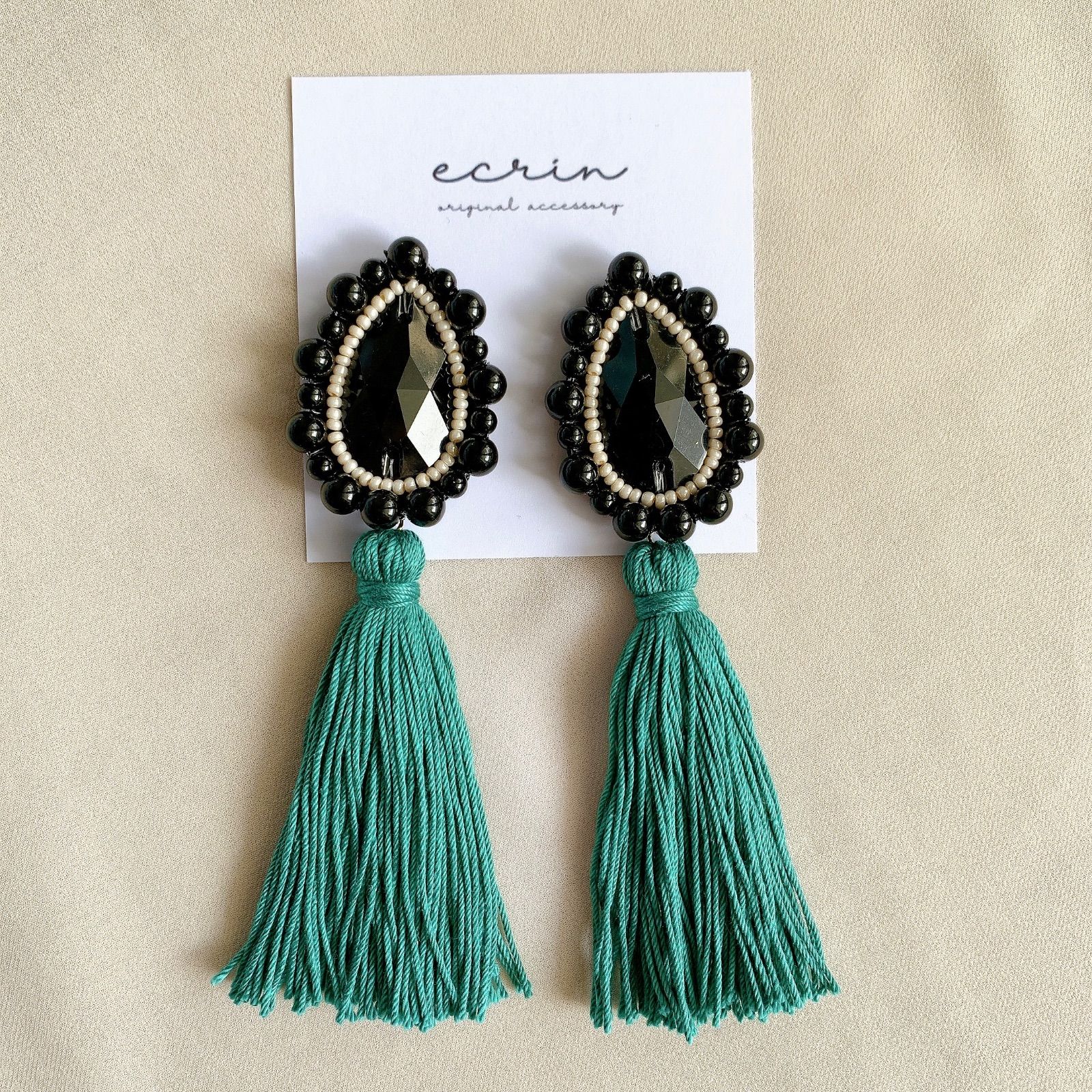 172*ハンドメイド*グリーンカボション レースタッセル べっ甲 ピアス