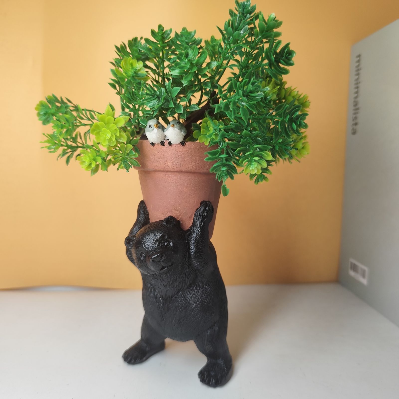 鉢植え 植木鉢 プランター プラントポット フラワーポット ガーデニング 鉢植えを運んでいるクマ 熊 屋外 屋内 装飾 インテリア 庭 玄関 観