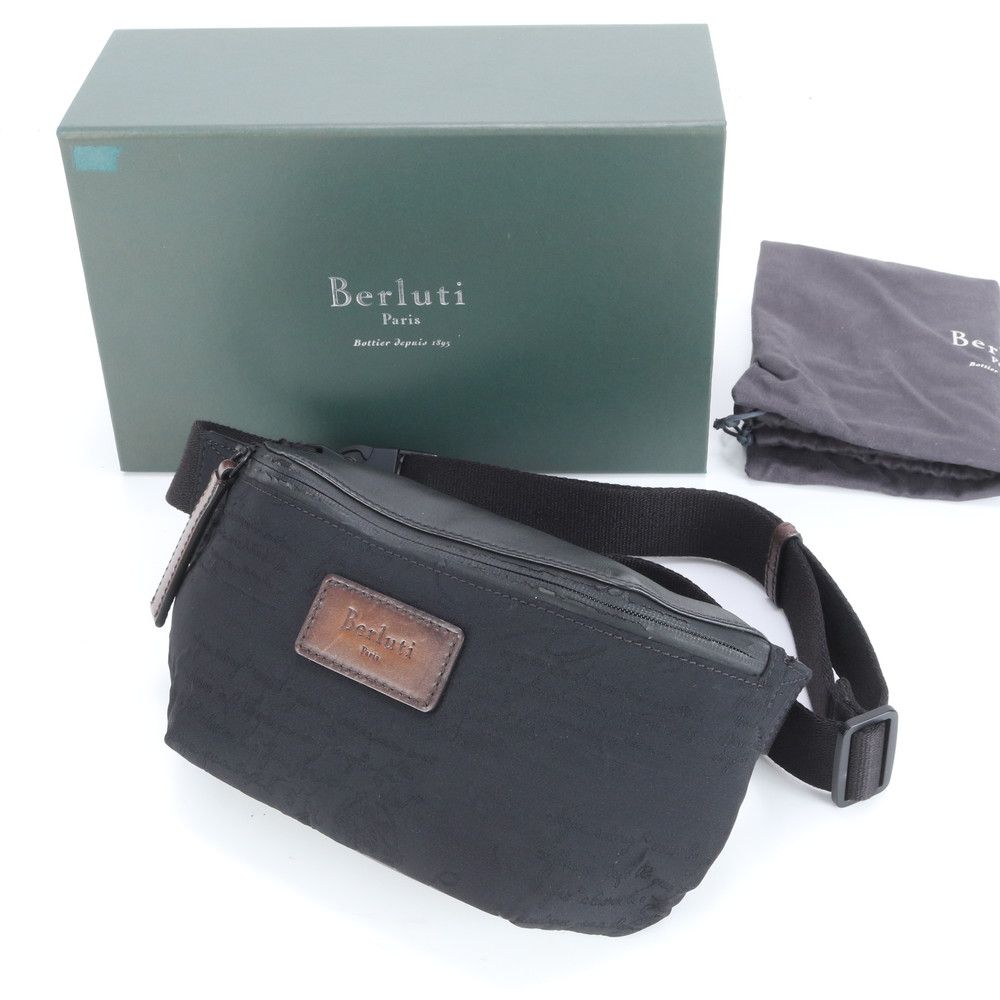 ベルルッティ カリグラフィ レザー ボディバッグ ボディ ウエストポーチ ショルダー トート ブラック 黒 メンズ EEE CT24-2