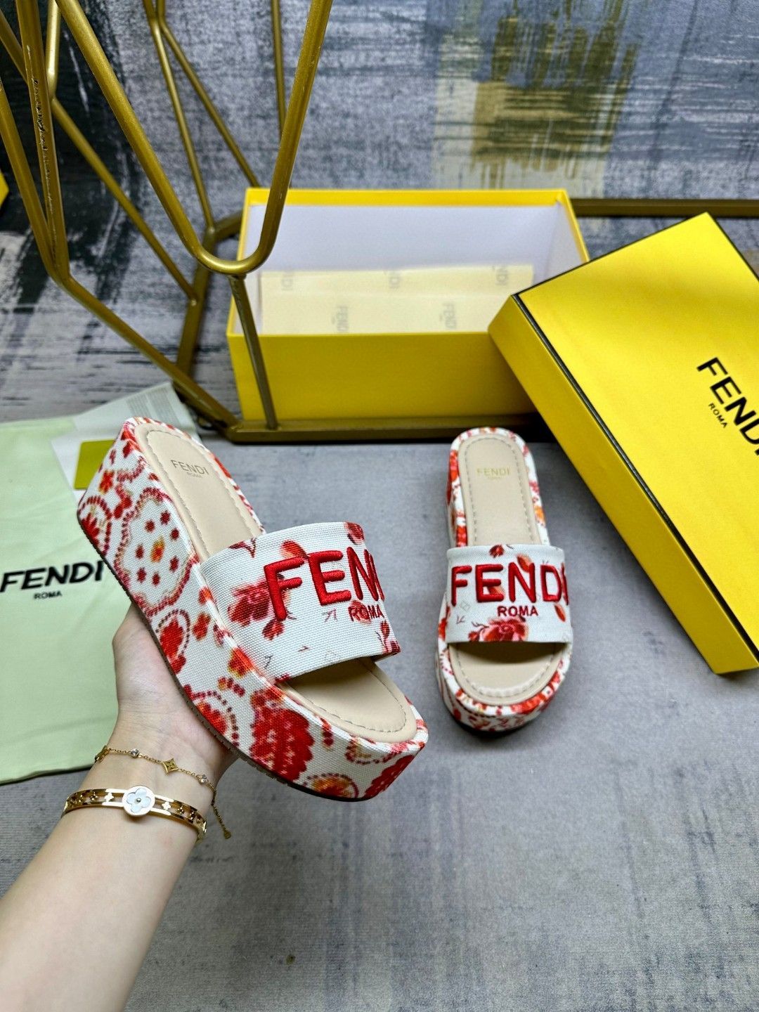 FENDI フェンディ 幅広ストラップ 厚底 スリッパ02