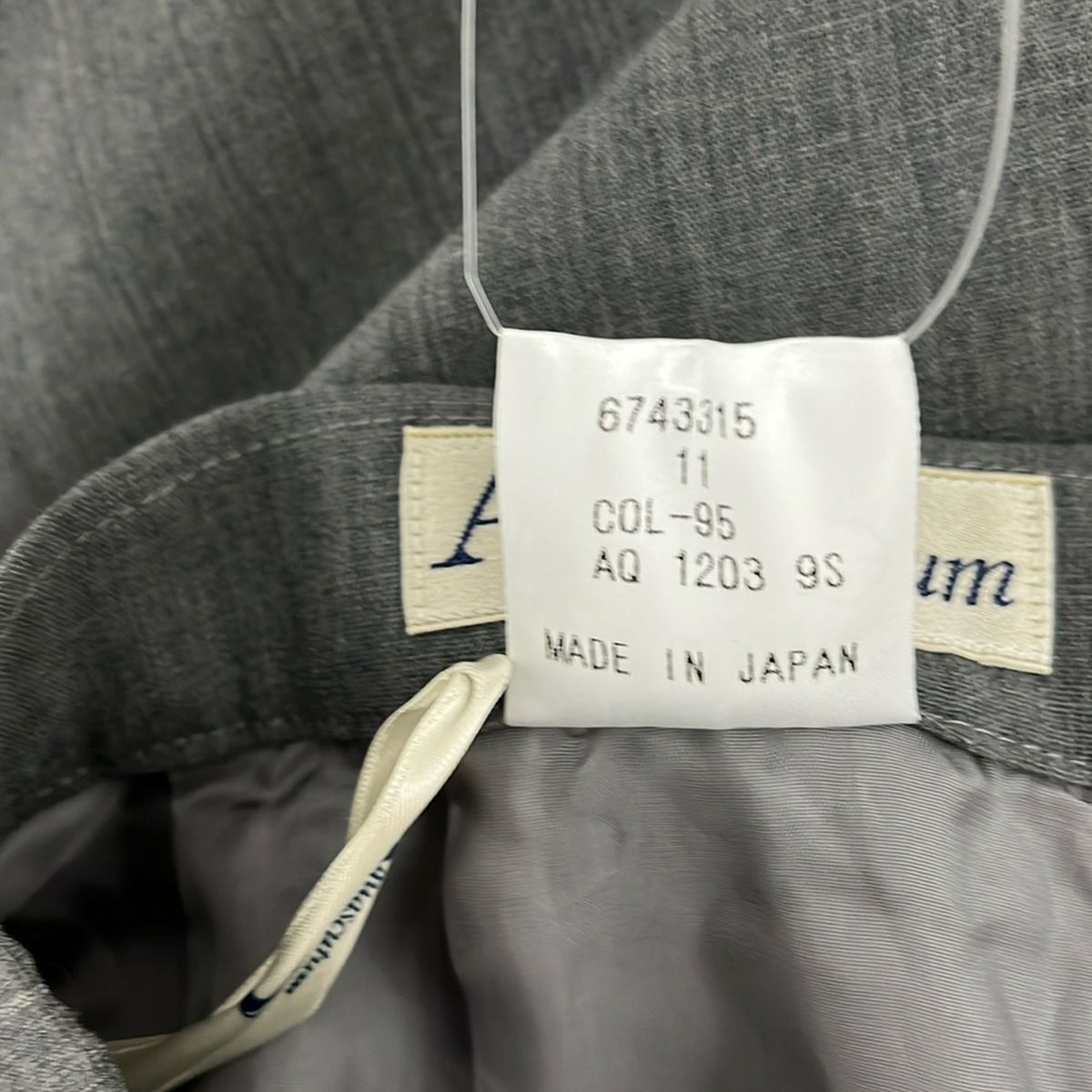 - グレー