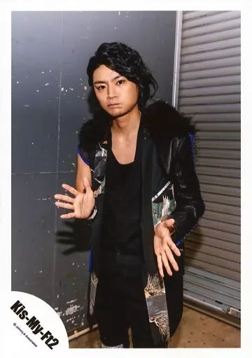 中古】生写真(ジャニーズ) Kis-My-Ft2/横尾渉/膝上・衣装黒銀青・両手