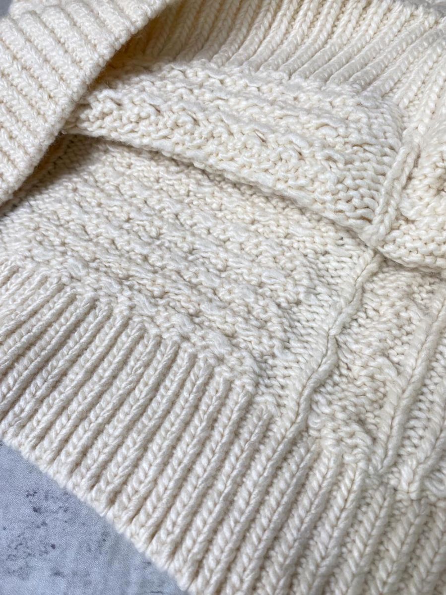 ケーブルデザインニット