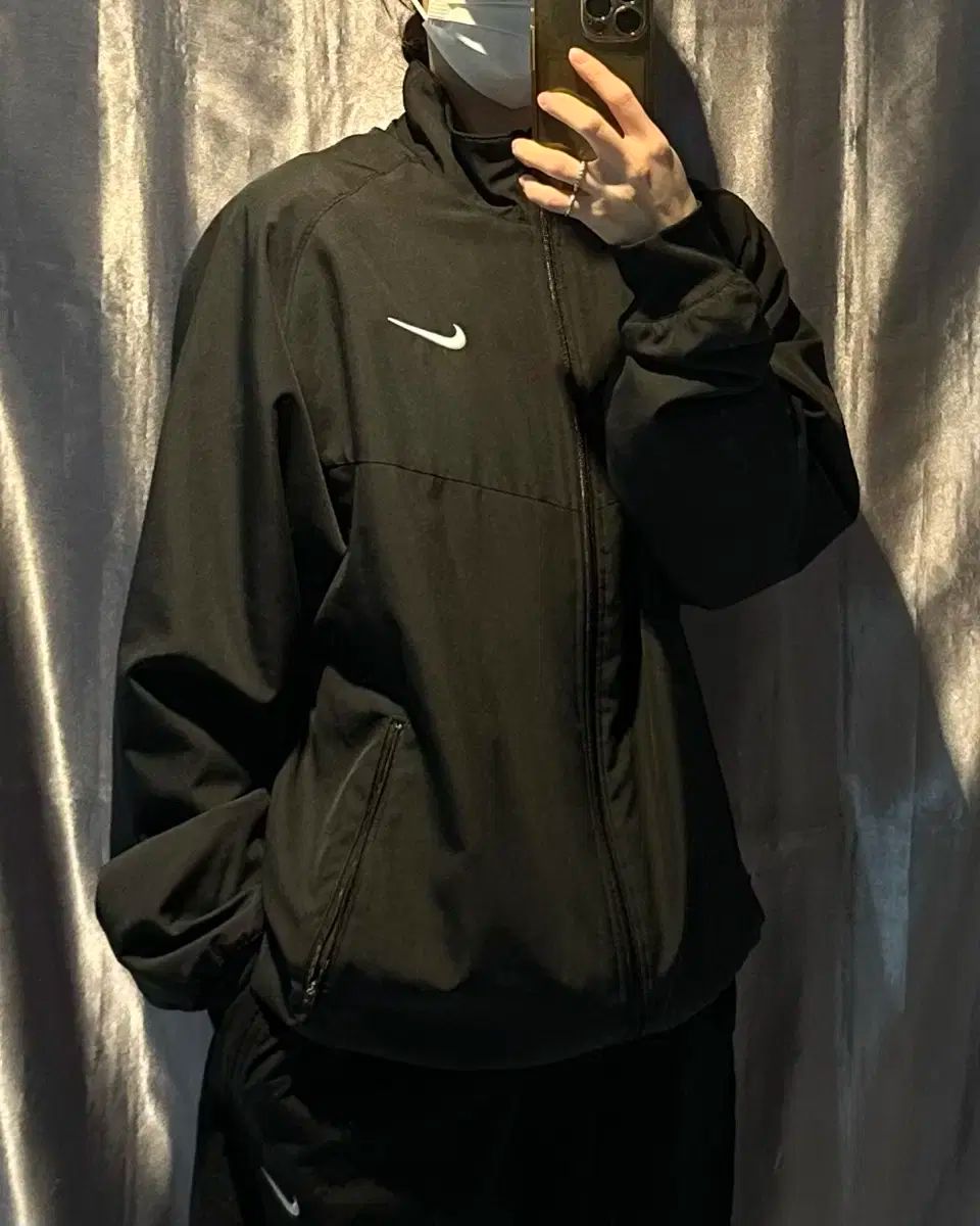 【雷市場（ポンジャン）商品韓国直送】 L Nike(ナイキ） スウッシュ ロゴ 黒 ウインドブレーカー