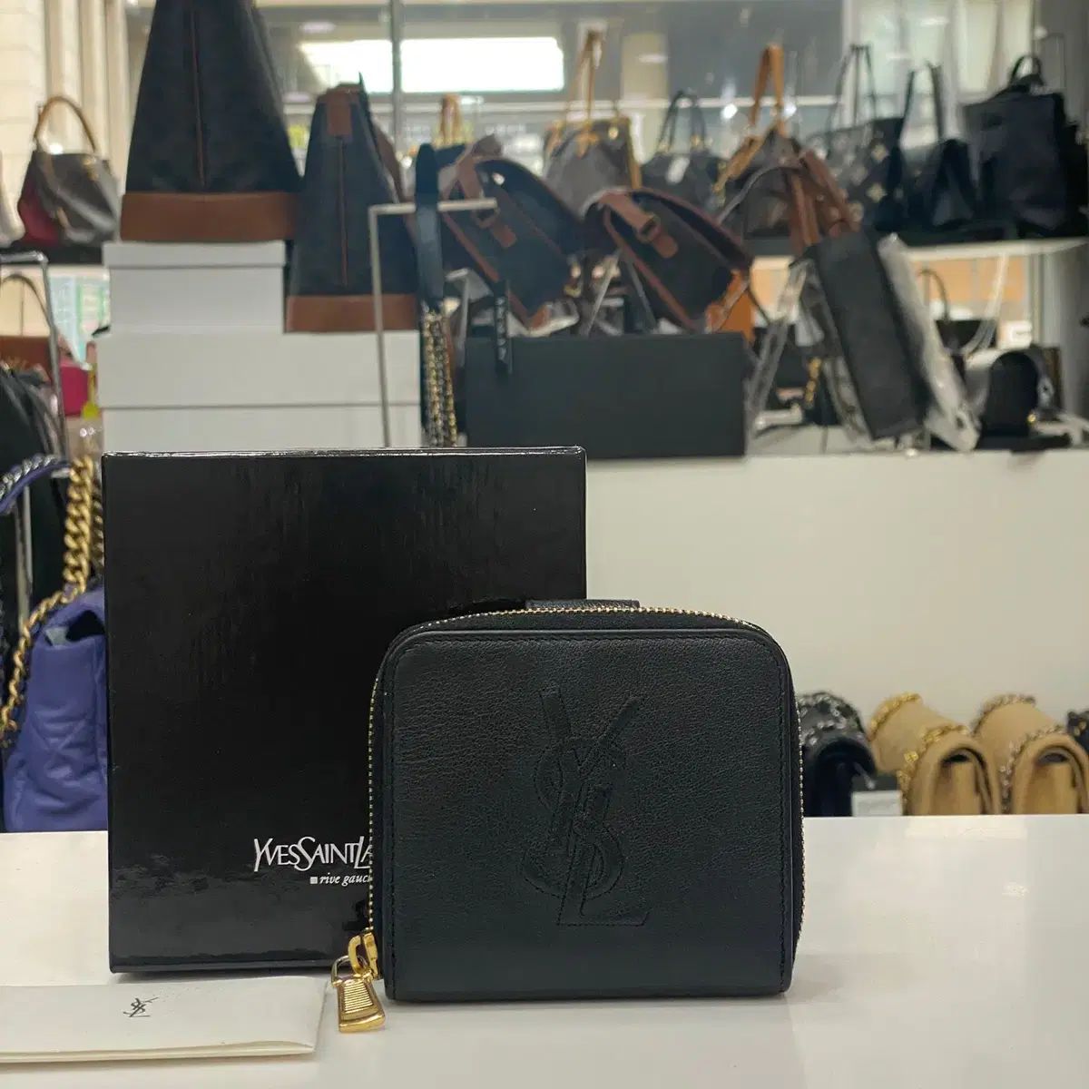 箱付き YSL モノグラムウォレット　ブラック 二つ折り財布 楽天市場】【新品】 サンローラン 二つ折り財布 バイフォールド