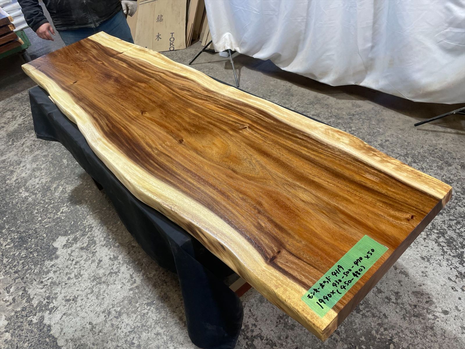 モンキーポッド4119　一枚板無垢 乾燥材　1940ｘ430-500-470ｘ50mm カウンター　センターテーブル　ダイニングテーブル
