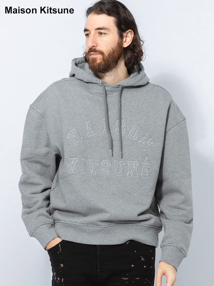 Maison Kitsune (メゾン キツネ) 裏毛 カレッジ風ロゴ オーバーサイズ プルオーバー パーカー KNNM00702KM0326 メンズ (ミディアムグレーメランジ)