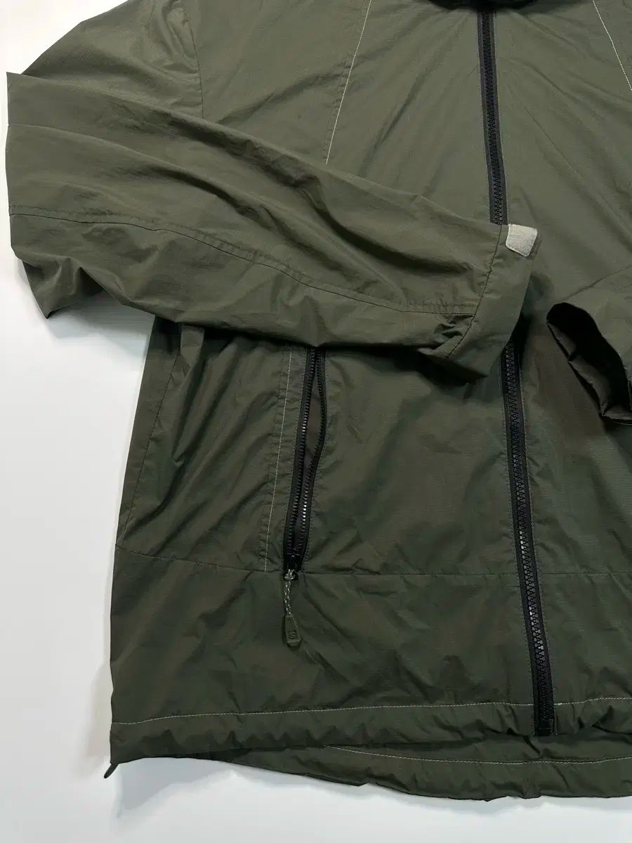 軽量ウィンドブレーカー