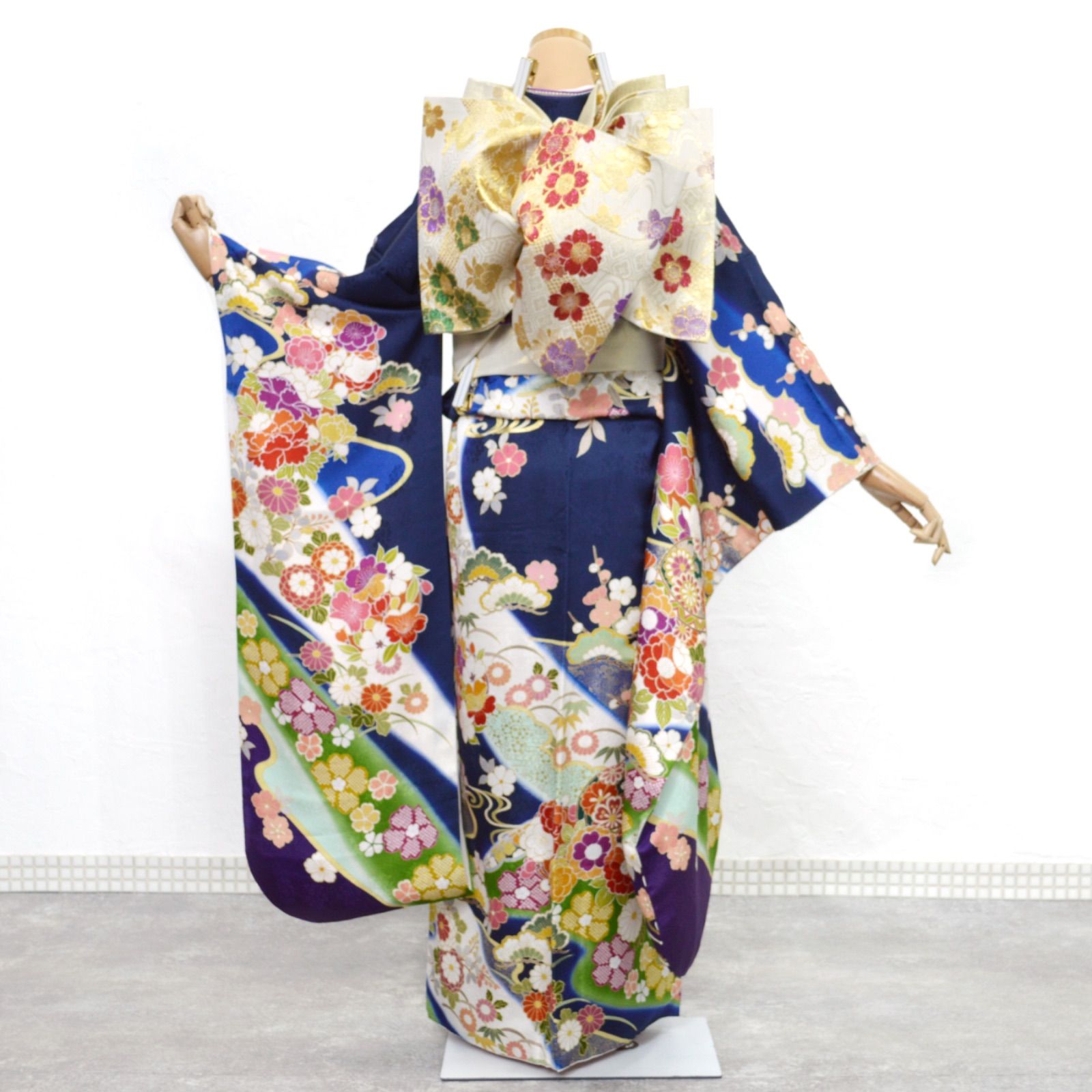 美品》正絹 振袖フルセット SS〜Mサイズ 成人式 紺地 パールトーン加工
