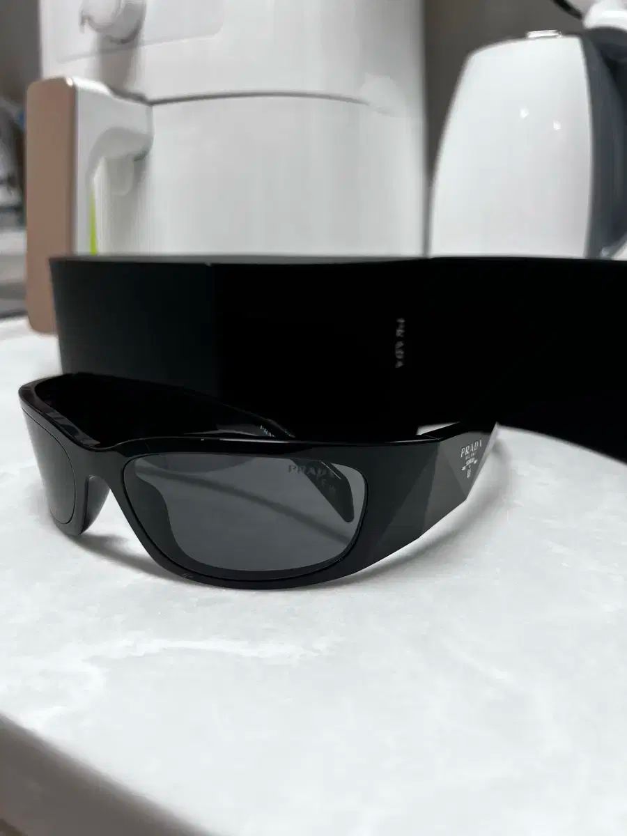 カニエ Prada プラダ ロゴ シンボル サングラス