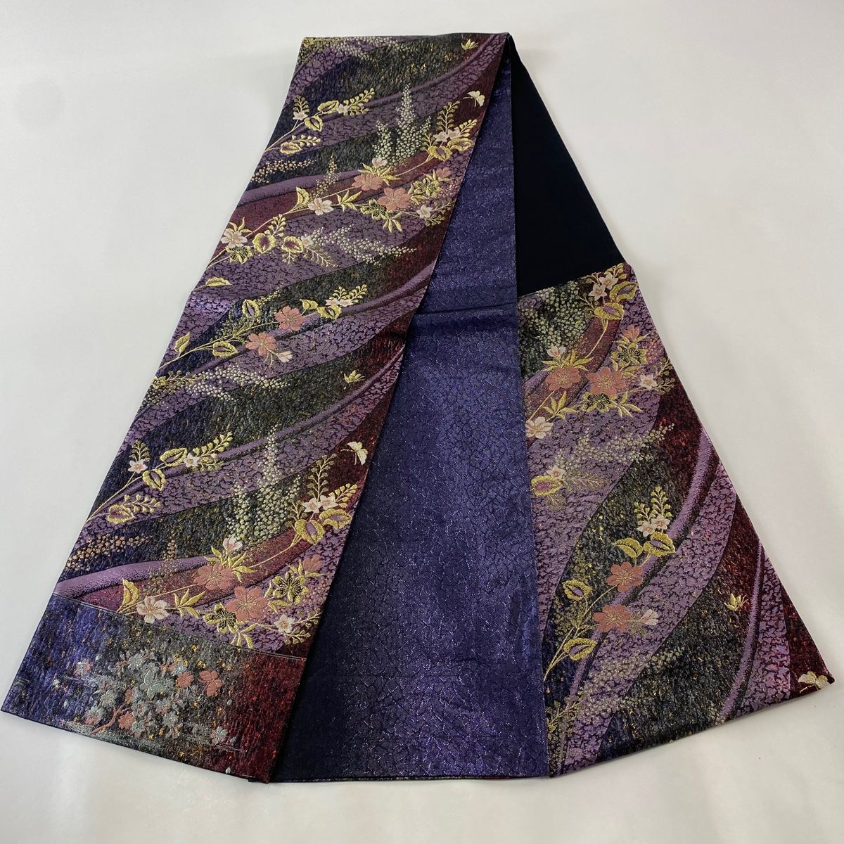 A26 美品　袋帯　綴れ　花草 袋帯 美品 名品 草花 霞 箔 紫 六通 正絹 【中古】 - メルカリ