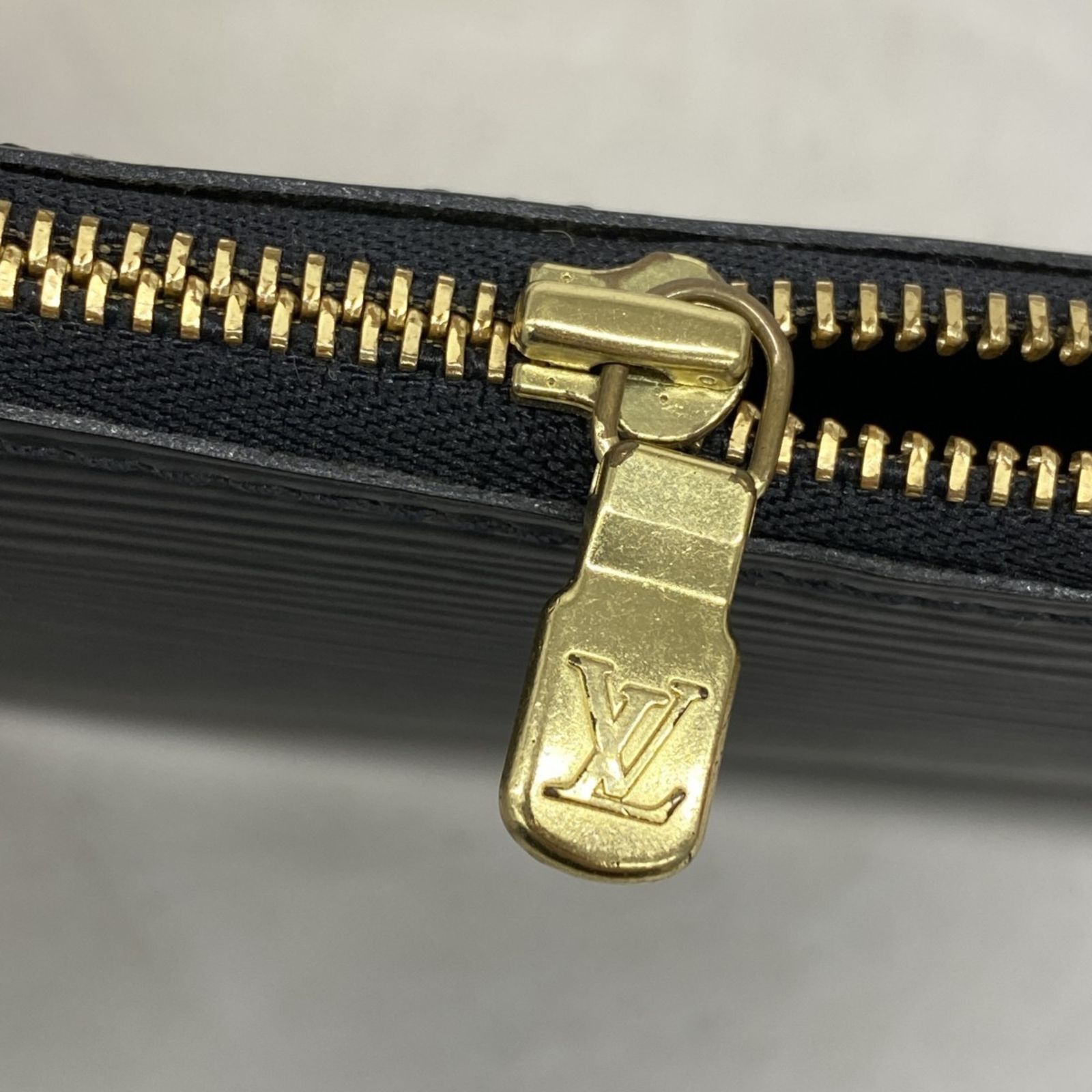 Vuitton ルイ